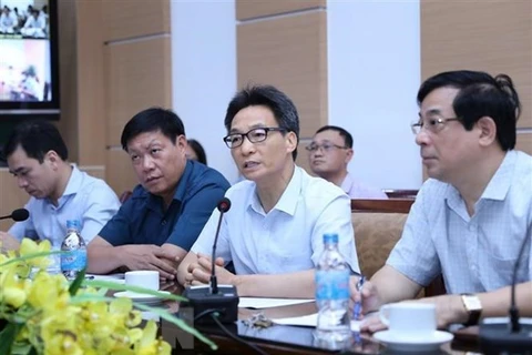 Заместитель премьер-министра Ву Дык Дам, глава Национального руководящего комитета по профилактике и борьбе с COVID-19, выступает на совещании. (Фото: ВИА)