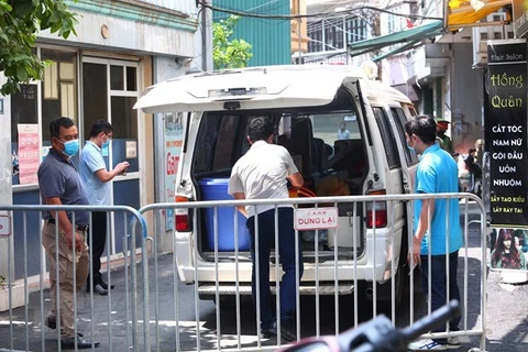 Медицинские силы закрывают район Мечитхыонг, где проживают подозреваемые на COVID-19 (Фото: ВИА)