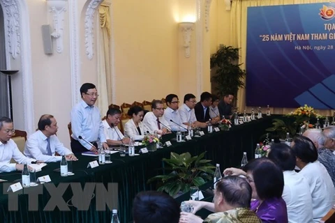 Заместитель премьер-министра и министр иностранных дел Фам Бинь Минь (стоит) выступает на семинаре. (Фото: ВИА)
