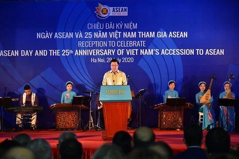 Заместитель премьер-министра и министр иностранных дел Фам Бинь Минь выступает на приеме. (Фото: ВИА)