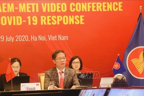 Министр промышленности и торговли Чан Туан Ань 29 июля проводит виртуальную встречу министров экономики стран-членов АСЕАН и Японии (фото: ВИА)