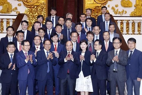 Премьер-министр Нгуен Суан Фук (спереди, в центре) принимает бизнесменов из Республики Корея (Фото: ВИА)