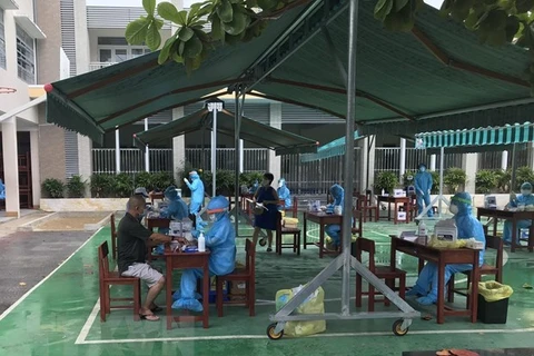 Взятие образцов для тестирования на SARS-CoV-2 во Вьетнаме (Фото: ВИА)