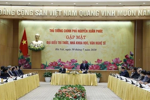 Премьер-министр Нгуен Суан Фук (стоит) выступает на мероприятии (Фото: ВИА)