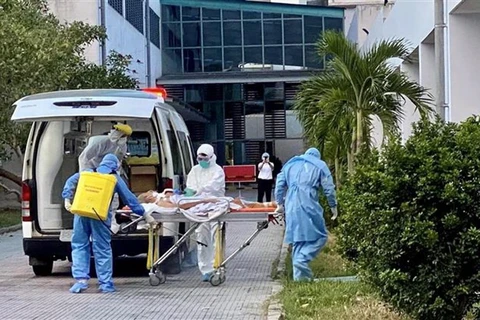 Центральная больница Хюэ принимает двух пациентов, инфицированных COVID-19, из Дананга. (Фото: ВИА)