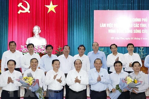 Премьер-министр Нгуен Суан Фук и член Координационного совета дельты Меконга. (Фото: ВИА)