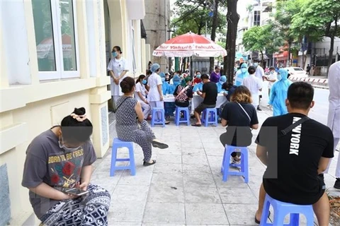 Люди, вернувшиеся из Дананга, ждут экспресс-тест на COVID-19 в Ханое 1 августа (Фото: ВИА)