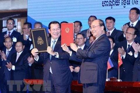Премьер-министр Нгуен Суан Фук (справа) и его камбоджийский коллега Хун Сен подписали в октябре 2019 года Дополнительный договор к Договору о делимитации национальных границ 1985 года и Дополнительный договор 2005 года (Источник: ВИА)