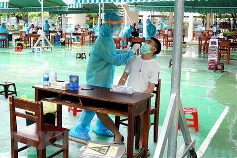 Взятие биологических образцов у людей, проживающих в районах повышенного риска в Дананге для тестирования SARS-CoV-2. (Фото: ВИА)