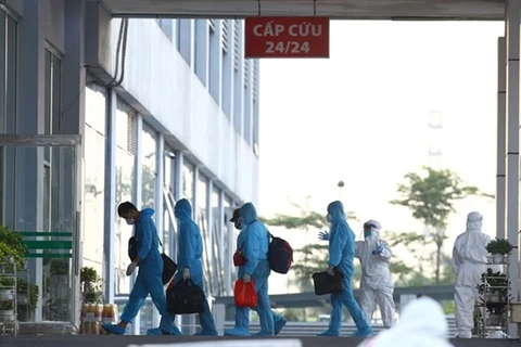 Рабочие прибывают в кампус № 2 Национальной больницы тропических болезней, находящейся на окраине Ханоя (Фото: ВИА)