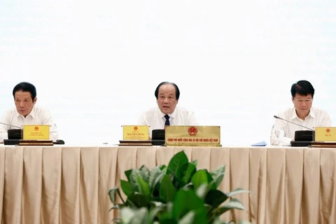 Министр, заведующий Канцелярией правительства и официальный представитель правительства Май Тьен Зунг (в центре) на пресс-конференции 3 августа (фото: ВИА)