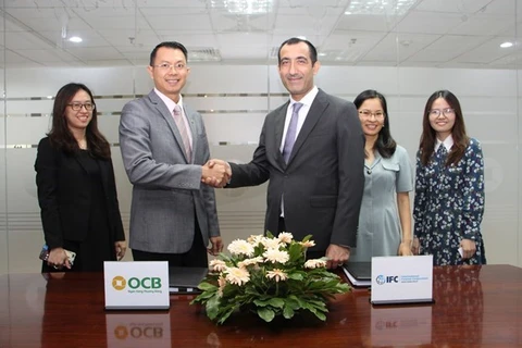 Представители IFC и OCB на подписании кредитного соглашения (Фото: ВИА)