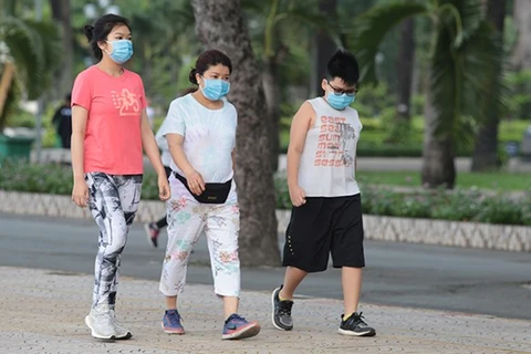 Пешеходы в Хошимине носят маски для лица (Источник: ВИА)