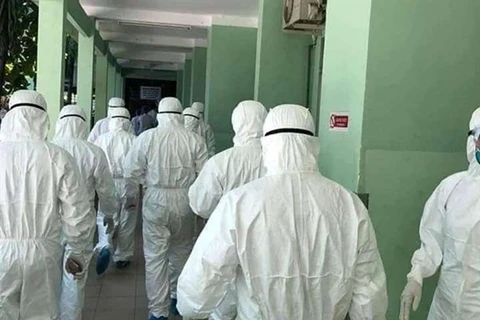 Фотография врачей в белой защитной одежде из ханойской больницы Батьмай и городской больницы Чорай тронул многих людей, когда она была размещена и разослана в социальных сетях. (Фото Интернет)