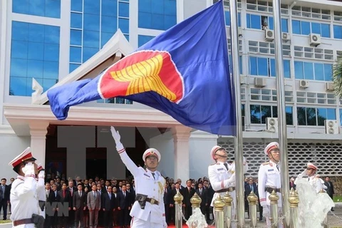 Церемония поднятия флага АСЕАН в офисе Министерства иностранных дел Лаоса во Вьентьяне (Фото: ВИА)