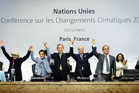 COP21 принимает Парижское соглашение и определяемые на национальном уровне вклады сторон (NDC).