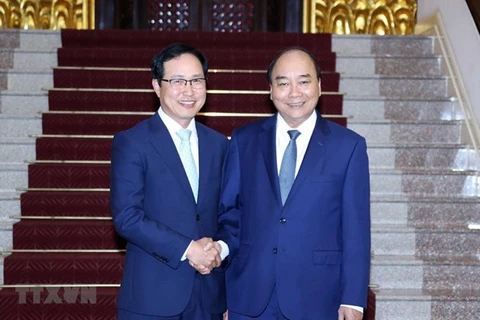 Премьер-министр Нгуен Суан Фук (справа) и генеральный директор Samsung во Вьетнаме Чой Джу Хо (Фото: ВИА)