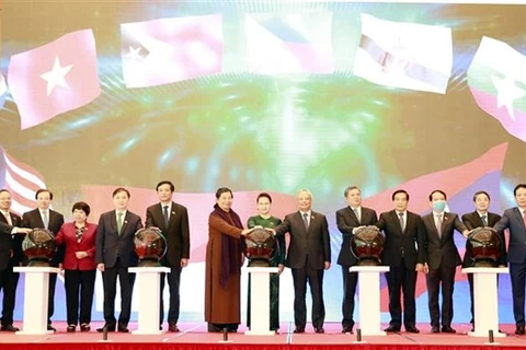 Председатель Национального собрания и председатель 41-й Генеральной Ассамблеи Межпарламентской ассамблеи АСЕАН (AIPA 41) Нгуен Тхи Ким Нган (в центре) на церемонии открытия (Фото: ВИА)