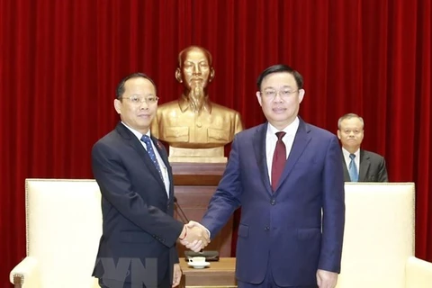 Секретарь Ханойского партийного комитета Выонг Динь Хюэ (справа) и посол Камбоджи во Вьетнаме Чай Навут (Фото: ВИА)