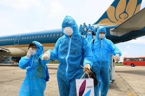 Пассажиры спецрейса Дананг - Ханой (Фото: ВИА)