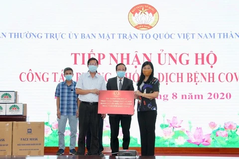 13 августа представители Vingroup передают поддержку Ханойскому комитету ОФВ (Фото: ОФВ)