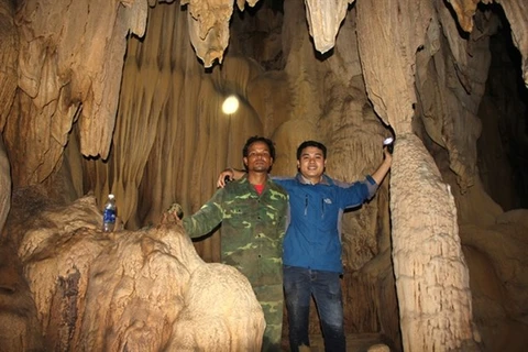 Местные жители деревни Чиа (коммуна Хыонгшон, район Хыонгхоа, центральная провинция Куангчи) сообщили местным властям об обнаружении в этом районе новой пещеры. (Фото: ВИА) 