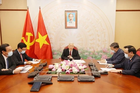 Генеральный секретарь ЦК КПВ и президент СРВ Нгуен Фу Чонг (в центре) во время телефонных переговоров со своим лаосским коллегой Буннхангом Ворачитом 13 августа (Фото: ВИА)