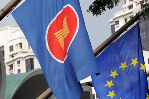 Флаги АСЕАН и ЕС (Фото: carnegieeurope.eu)