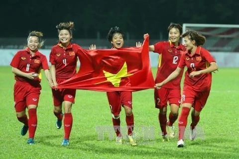 Игроки женской сборной Вьетнама по футболу празднуют золотую медаль на 29-х Играх Юго-Восточной Азии (Фото: ВИА)