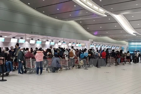 Граждане Вьетнама в Канаде ожидают в аэропорту для прохождения процедур (Источник: ВИА)