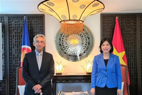 Посол Ле Тхи Тайет Май (справа) и исполнительный директор Южного центра доктор Карлос Корреа (Фото: ВИА)