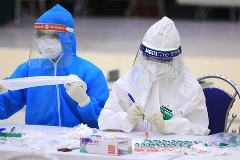 Взятие образцов для тестирования на SARS-CoV-2 (Фото: ВИА)
