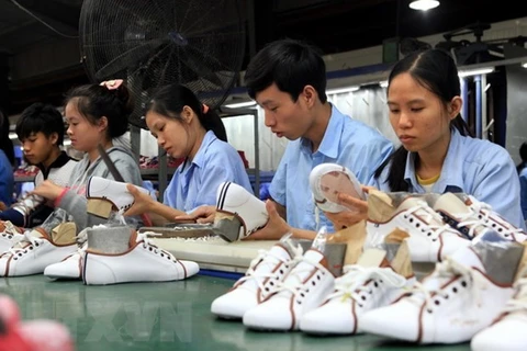 Рабочие фирмы по экспорту обуви (Фото: ВИА)