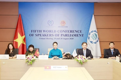 Председатель Национального собрания Нгуен Тхи Ким Нган (в центре) на мероприятии (Фото: ВИА)