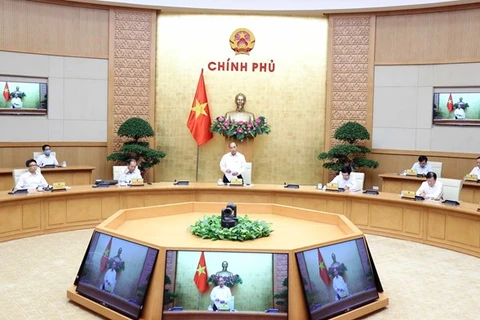 Премьер-министр Нгуен Суан Фук (стоит) председательствует на заседании постоянных членов правительства 19 августа (Фото: ВИА)