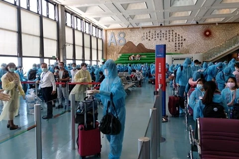 Граждане Вьетнама ожидают посадки в аэропорту Тайваня (Фото: ВИА)