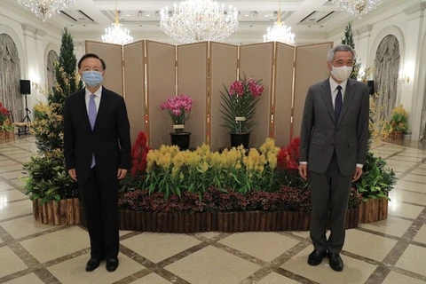 Ян Цзечи, член Политбюро Коммунистической партии Китая (слева) и премьер-министр Сингапура Ли Сянь Лун (Фото: Министерство связи и информации Сингапура)
