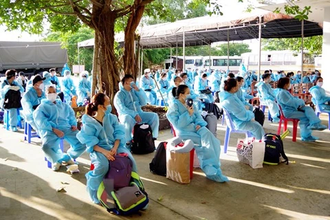 117 граждан, вернувшихся из Сингапура, ждут, чтобы пройти карантинные процедуры в Сокчанге. (Фото: ВИА)