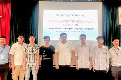 6 вьетнамских студентов (в центре), завоевавшие медали на 13-й Азиатско-Тихоокеанской олимпиаде по информатике 2020 г. (Источник: ВИА)
