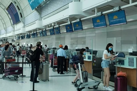Граждане Вьетнама ждут, чтобы пройти процедуру посадки в международном аэропорту Торонто (Фото: ВИА)