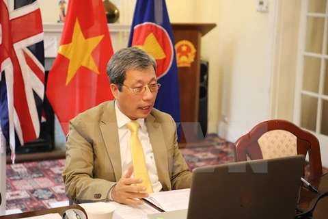 Посол Вьетнама в Великобритании Чан Нгок Ан информирует участников о борьбе с пандемией COVID-19 во Вьетнаме (Фото: ВИА)