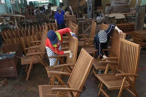 Рабочие компании Tai Phuoc в Биньдинь полируют деревянные стулья (Фото: ВИА)