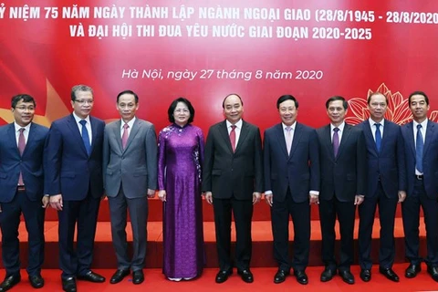 Премьер-министр Нгуен Суан Фук (в центре) на групповой фотографии с дипломатическими представителями (Фото: ВИА)