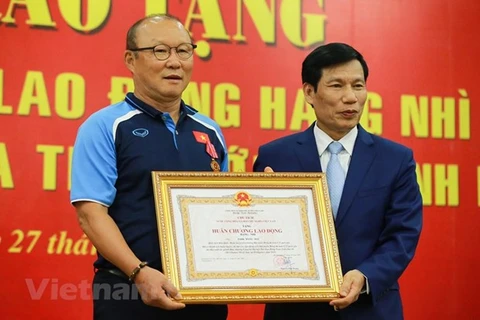 27 августа футбольный тренер Пак Ханг Сео (слева) награжден Орденом труда второй степени (Фото: ВИА).
