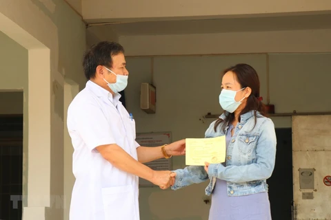 Врач Чау Зыонг, директор больницы туберкулеза и болезней легких провинции Даклак выдал пациенту №601 справку о выписке из больницы (Фото: ВИА)