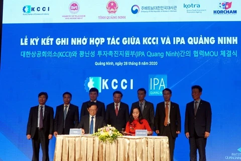 Агентство по продвижению инвестиций Куангнинь и Корейское агентство международного сотрудничества подписывают меморандум о взаимопонимании на мероприятии (Фото: ВИА)
