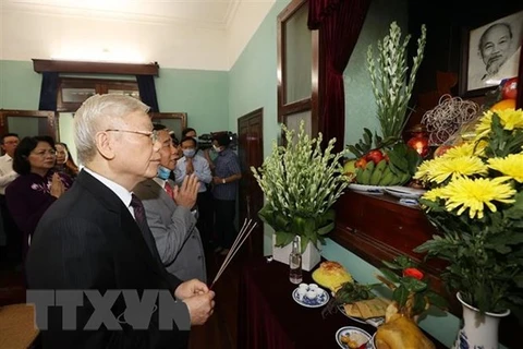 Генеральный секретарь ЦК КПВ, президент страны Нгуен Фу Чонг отдает дань уважения президенту Хо Ши Мину. (Фото: Чи Зунг/ВИА)