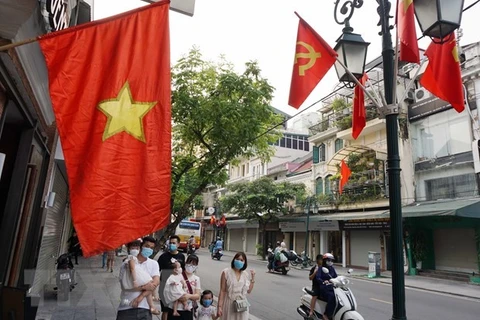 Флаги Вьетнама и партии украшают улицу Ханоя в честь 75-го Дня национальной независимости страны 2 сентября (Фото: ВИА)