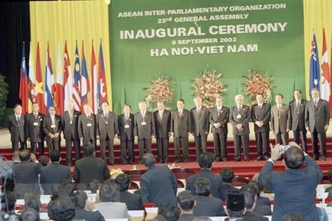 Вьетнамские руководители КПВ и государства позируют для группового фото с лидерами парламентов-членов AIPO на открытии AIPO-23 в Ханое 9 сентября 2002 г. (Фото: ВИА)