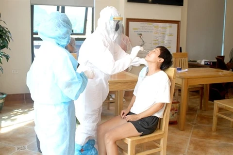 Иностранные специалисты проходят тестирование на SARS-CoV-2 25 августа во время своего карантинного периода в двух отелях провинции Ниньбинь. (Фото: ВИА)